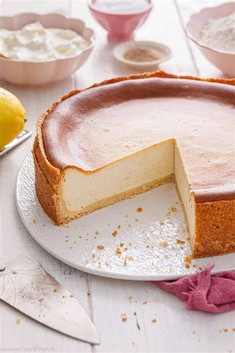 Klassischer Käsekuchen mit Mürbeteigboden und cremiger Quarkschicht