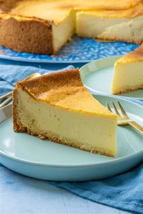 Klassischer Käsekuchen mit Quark auf rustikalem Holztisch
