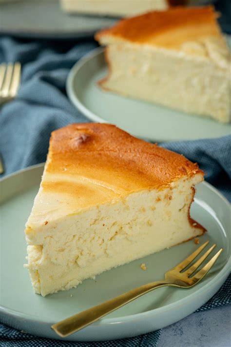 Klassischer Käsekuchen mit und ohne Boden im Vergleich, Portionen auf weißen Tellern