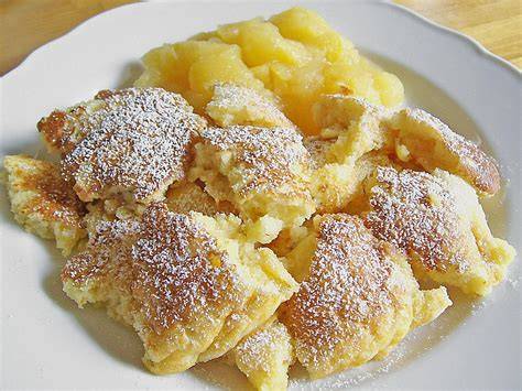 Klassischer Kaiserschmarrn mit Kompott