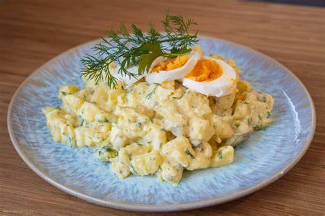 Klassischer Kartoffelsalat mit Mayonnaise und gebratener Karpfen