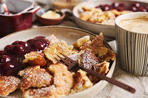 Klassischer Kirschpudding in Dessertschalen - frisch serviert