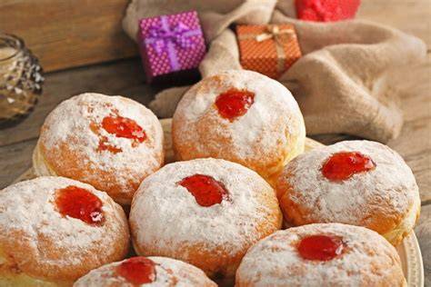 Klassischer Krapfen mit Marmeladenfüllung und Puderzucker