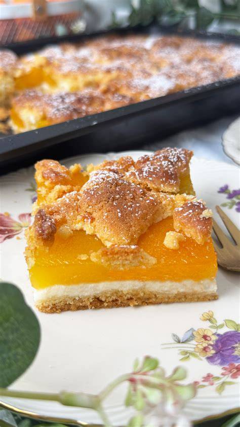 Klassischer Marillen-Streuselkuchen auf dem Blech