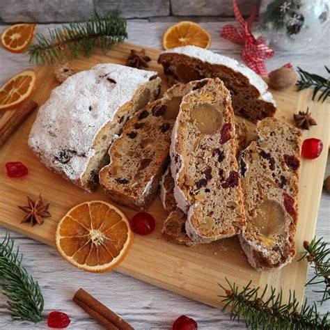 Klassischer Marzipanstollen auf weihnachtlichem Tisch