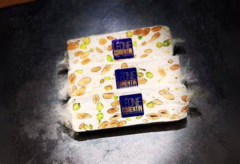 Klassischer Nougat, Nougat-Riegel und weiße Nougatwürfel als Geschenk