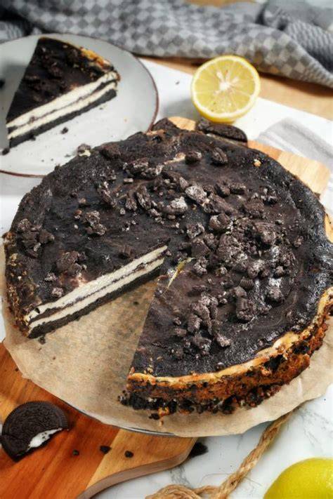 Klassischer Oreo-Käsekuchen, angeschnitten, mit Oreos dekoriert