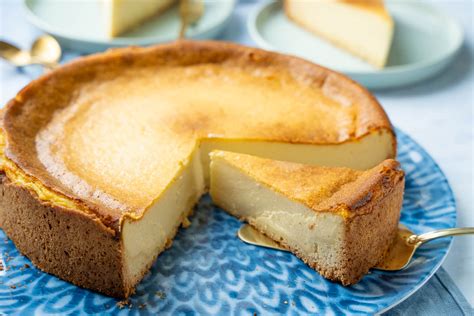 Klassischer Quark-Käsekuchen, frisch gebacken