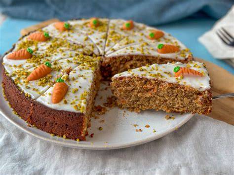 Klassischer Rüblikuchen mit Zuckerguss und Marzipanmöhren