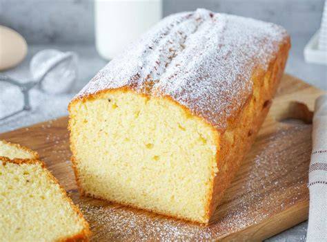 Klassischer Rührkuchen mit Zutaten für einen Kuchen ohne Ei