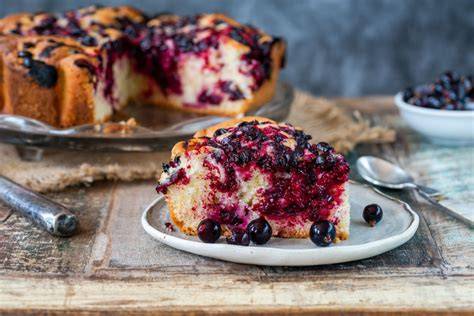 Klassischer Reneklodenkuchen angerichtet für die Kaffeetafel