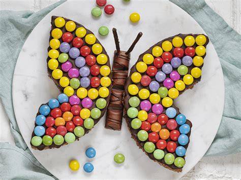 Klassischer Schmetterlingskuchen mit bunten Smarties und Schokoriegel