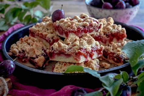 Klassischer Zwetschgenkuchen mit Pudding und Streusel vom Blech