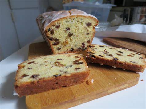 Klassischer englischer Teekuchen mit kandierten Früchten in Scheiben geschnitten