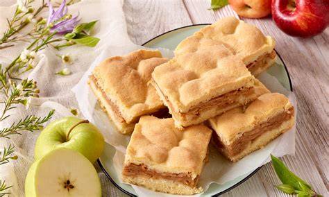 Klassischer gedeckter Apfelkuchen aus Mürbeteig - ein Blech voller Tradition