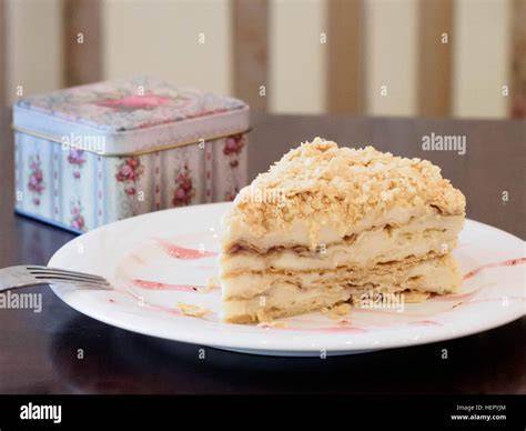 Klassischer polnischer Plesniak Kuchen auf einem Teller mit Kaffeetasse
