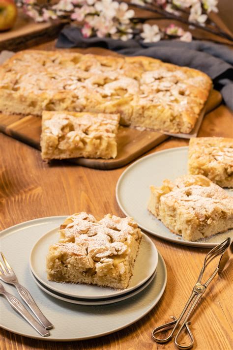 Klassischer und glutenfreier Blechkuchen im Vergleich, Nahaufnahme verschiedener Kuchenstücke