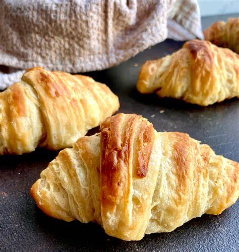 Klassisches Buttercroissant und seine Zutaten als anschauliche Grafik