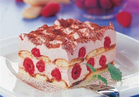 Klassisches Himbeer Tiramisu mit Löffelbiskuit, Schichtung