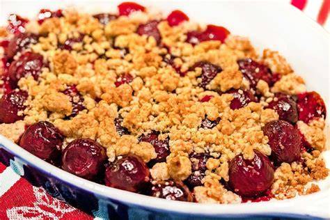 Klassisches Kirsch-Crumble frisch aus dem Ofen