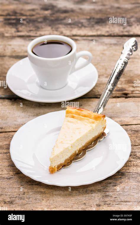 Klassisches Stück deutscher Käsekuchen auf Teller mit Kaffee
