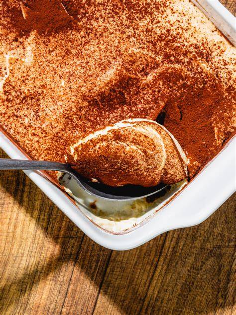 Klassisches Tiramisu in einer Schale, mit Kakaopulver bestäubt