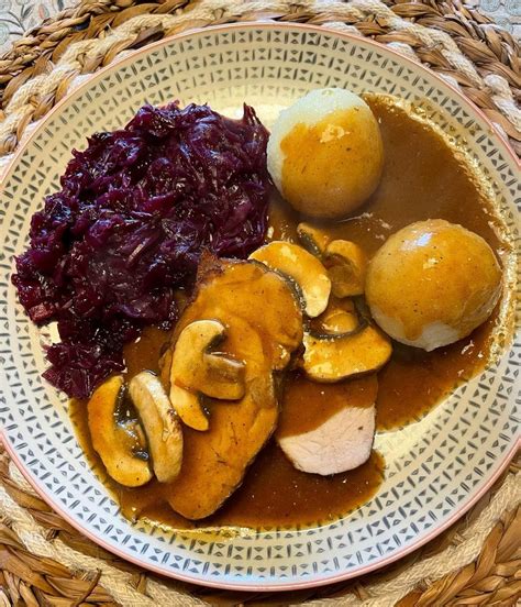 Klassisches Weihnachtsessen mit Rotkohl, Knödeln und Braten