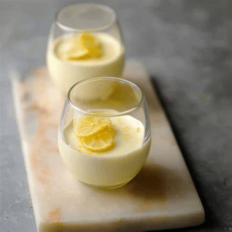 Klassisches britisches Lemon Posset im Stil-Espressoglas