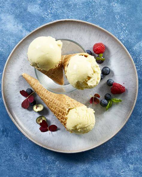Klassisches französisches Eis in Schalen angerichtet