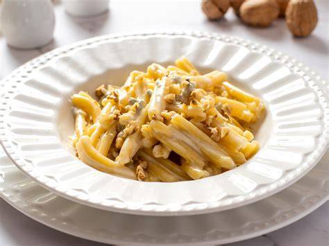 Klassisches italienisches Nudelgericht mit Honig und Walnüssen