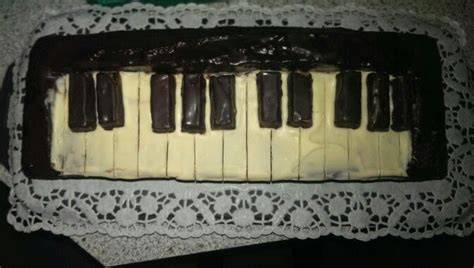 Klavierkuchen mit schwarzem Fondant und weißen Tasten