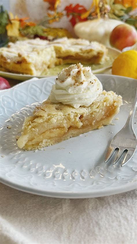 Klecks Schlagsahne auf versunkenem Apfelkuchen