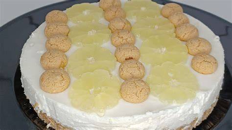 Kleine Ananas-Mousses in Silikonformen mit Keksboden