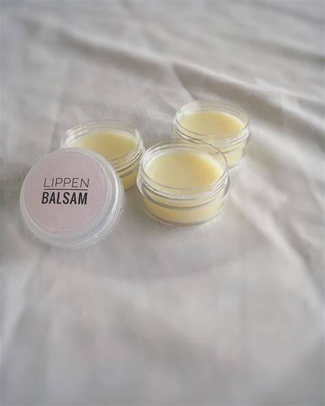 Kleine Döschen, Lippenstift-Hülsen und beschriftetes DIY Lippenbalsam