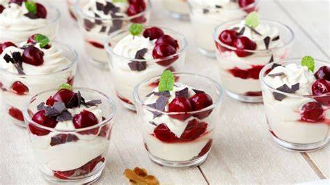 Kleine Gläser mit Marshmallow-Quark-Creme und Kirschen