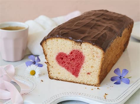 Kleine Herzkuchen aufgeschnitten, Texturen und Stückgrößen im Vergleich