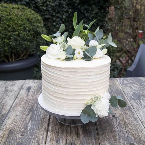 Kleine Hochzeitstorte mit echten Blumen