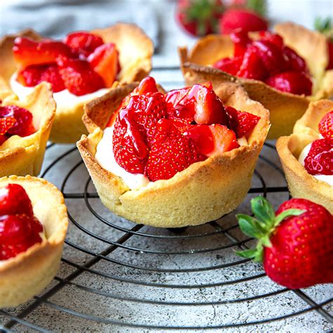 Kleine Käsesahne-Törtchen mit Erdbeeren