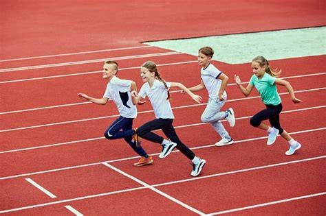Kleine Kinder und Sportler mit veganen Bananen-Haferkeksen