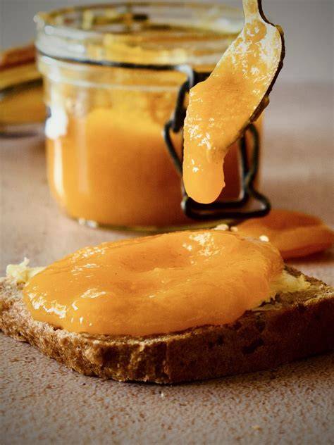 Kleine Kostproben: Marmelade auf Brot, daneben frische Aprikosen