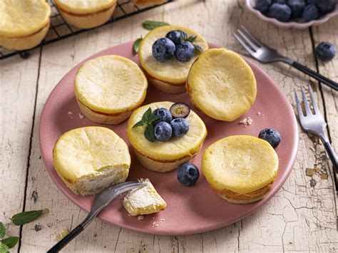 Kleine Löffelbiskuit-Törtchen in Muffinform