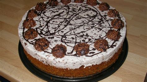 Kleine Rocher-Torte geschichtet und mit Ferrero Rocher verziert