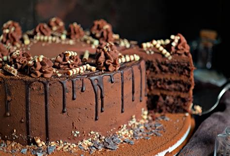 Kleine Schokotorte angeschnitten mit Dekoherzen