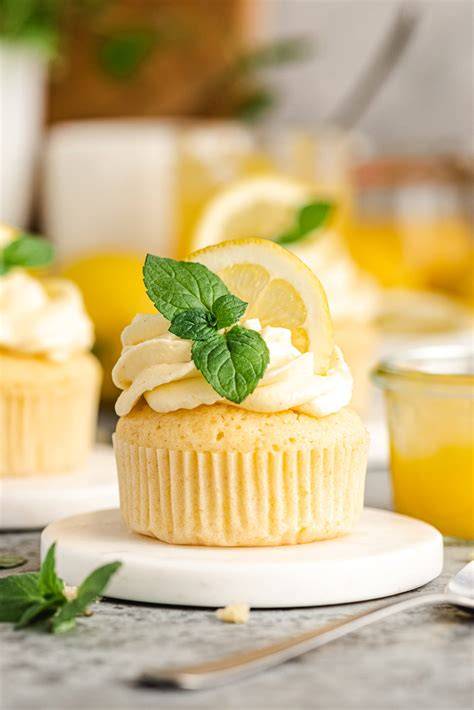 Kleine Zitronen-Cupcakes mit Frischkäse-Frosting