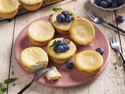 Kleine gebackene Lebkuchen-Cheesecakes in Muffinform
