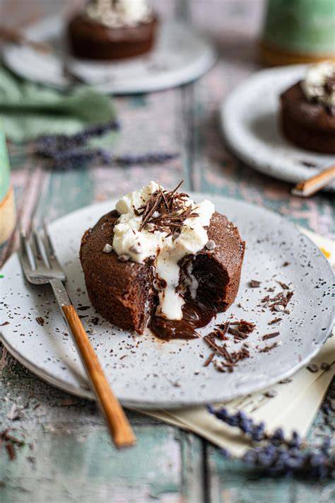 Kleiner Lava Cake mit flüssigem Kern im Souffléförmchen