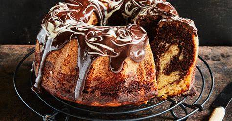 Kleiner Marmorkuchen mit Glasur und Marmormuster