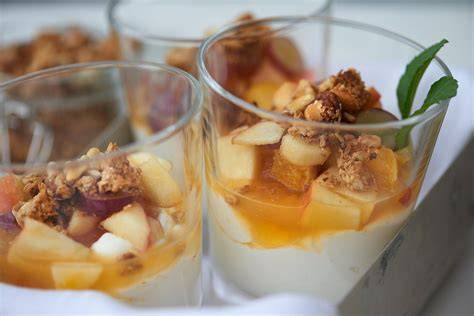 Kleines Dessert mit mariniertem Obst und Nuss-Topping
