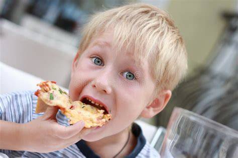 Kleines Kind isst Apfelmuffin
