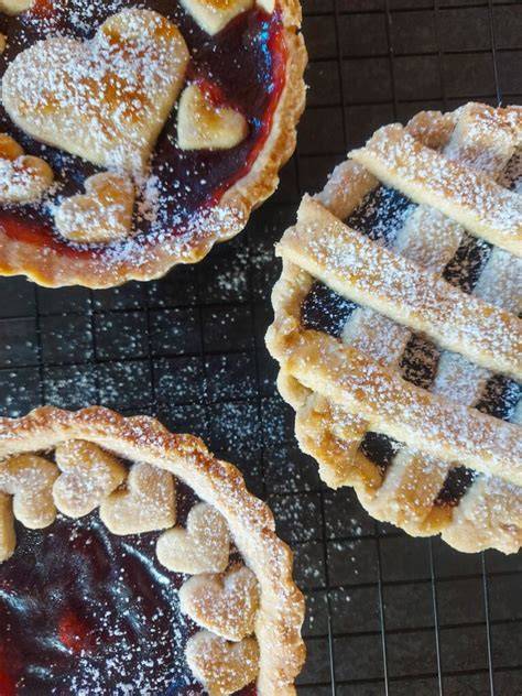 Kleines Linzer Törtchen im Gittermuster